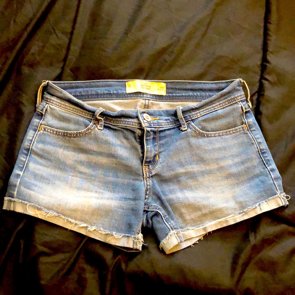 Hollister 27W low rise 4inseam size 5 midi shorts (Medium Wash)